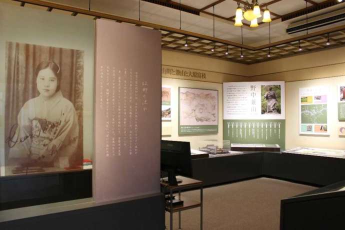 「大原富枝文学館」内部の常設展示室入口の写真パネル