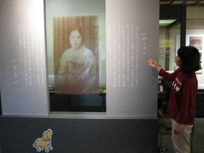 「大原富枝文学館」内部の常設展示室入口のパネルと事務局長の大石さん