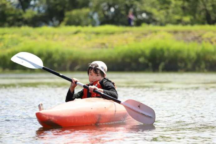 大石田町のローカルイベント「トムソーヤの冒険」でカヌーを漕ぐ子ども