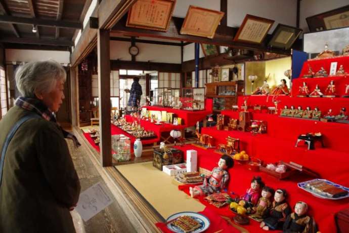 大石田町のひなまつりイベントでひな壇を眺める女性