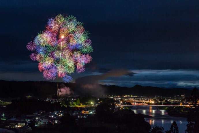 大石田町で開催される「最上川花火大会」夜空に咲く花火の写真