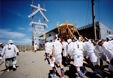 大野湊神社の夏季大祭にておみこしを担ぐ様子