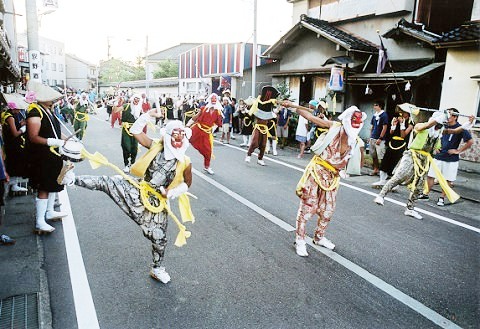 大野湊神社の夏季大祭にて民族芸能が披露される様子