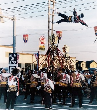 大野湊神社の夏季大祭にて行われる加賀鳶梯子登りの演技