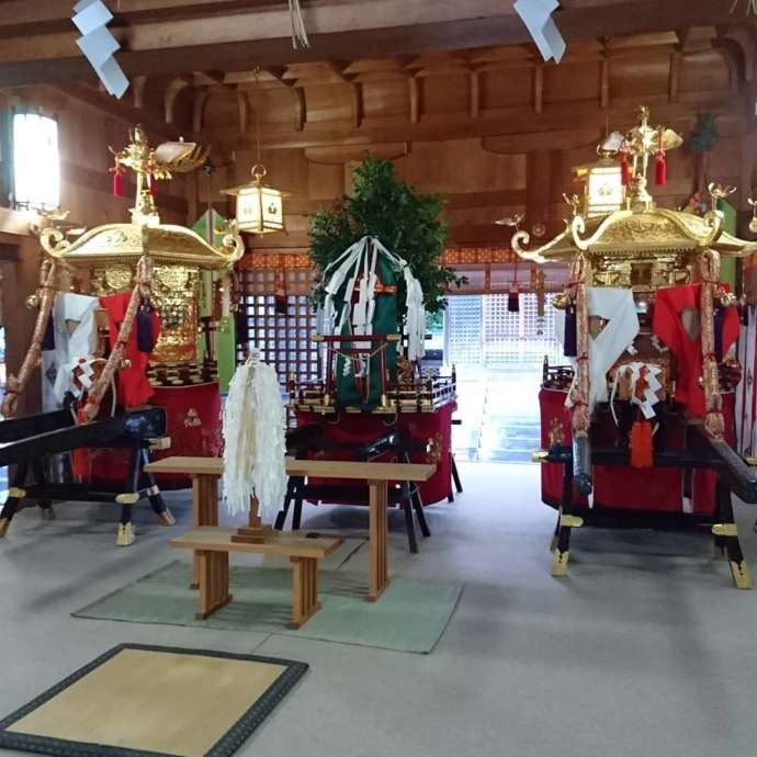 大野湊神社の旧拝殿に展示されているおみこし