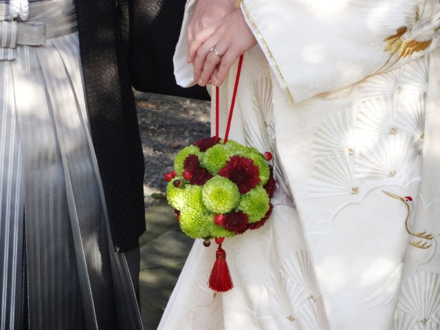 大野湊神社で結婚式をした新婦のボール型和風ブーケ