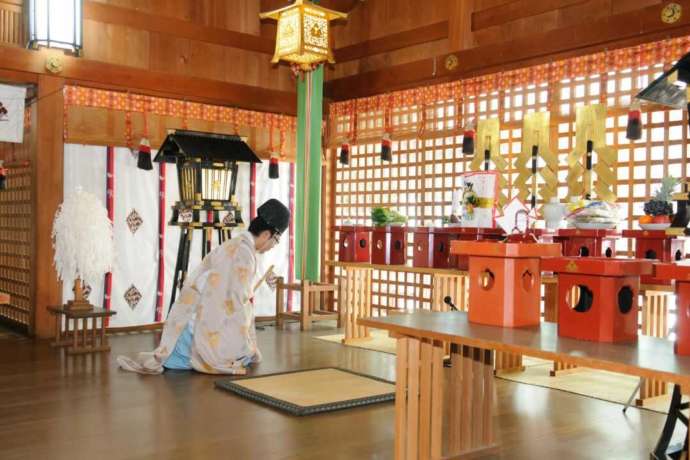 大野湊神社で神前式を執り行う神職の様子