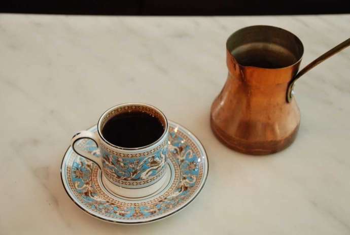 オリエント美術館の「喫茶室イブリク」で飲めるアラビック・コーヒーの写真