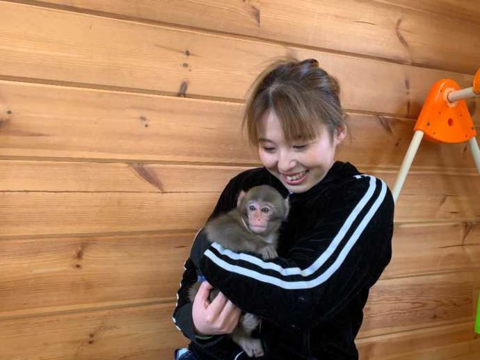 栃木県日光市の「おさるランド＆アニタウン」で赤ちゃん猿を抱っこしている様子