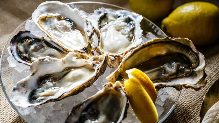 オストレア oysterbar&restaurant 新宿三丁目店の生牡蠣12ピースの盛り合わせ