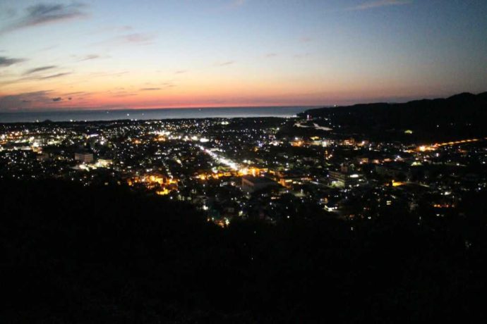 村上城跡山頂から村上市街を望む夕景