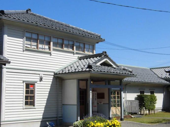 新潟県村上市にある「村上歴史文化館」の外観