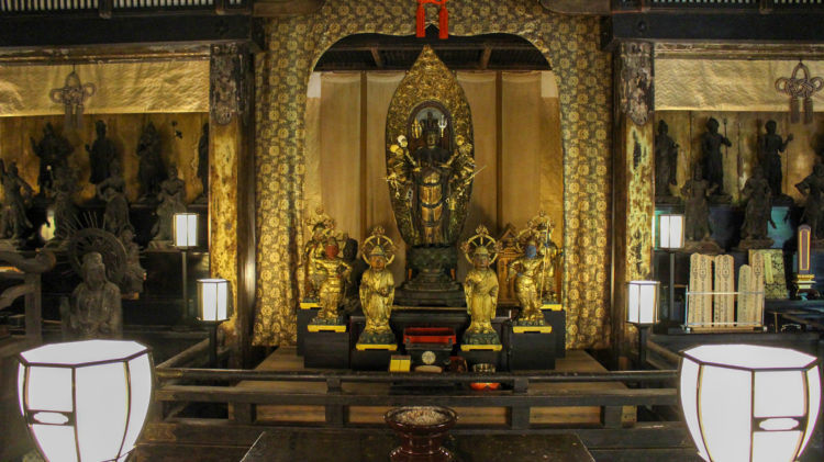 愛宕念仏寺の本堂に祀られる千手観音様や訶梨帝菩薩様