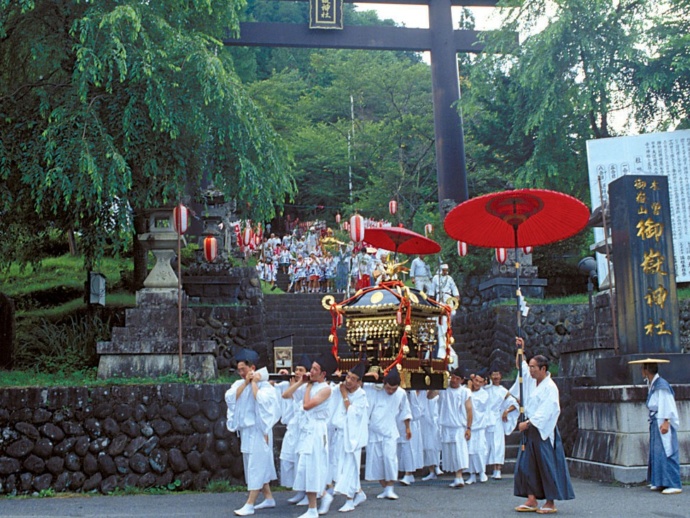 長野県王滝村にある御嶽神社の例大祭の写真