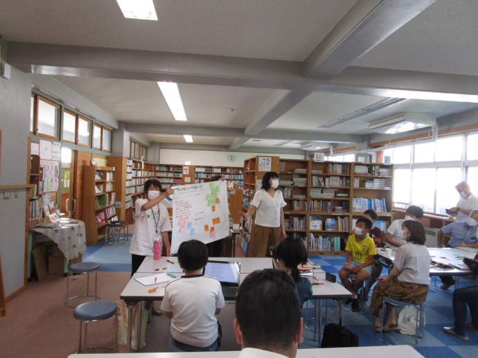 長野県王滝村の小学校の住民参加型授業「未来カフェ」の写真
