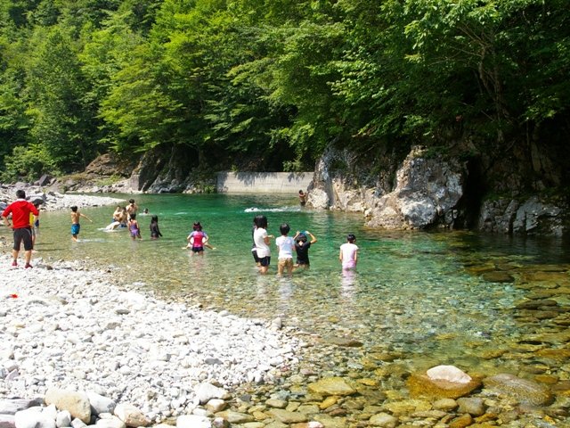 長野県王滝村に流れるうぐい川で遊ぶ子どもたちの写真