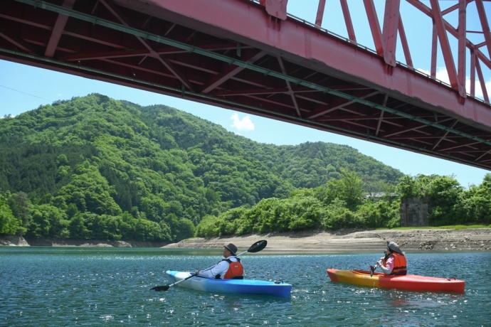 長野県王滝村にあるおんたけ湖でカヌーツーリングしている写真