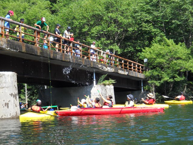 長野県王滝村にある自然湖でカヌーツーリングをしている写真