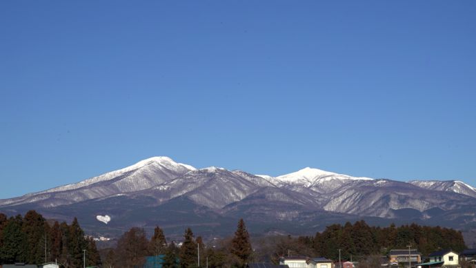 冬に雪を冠した安達太良山