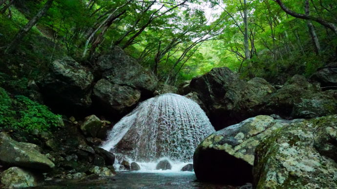 福島県大玉村にある三日月の滝