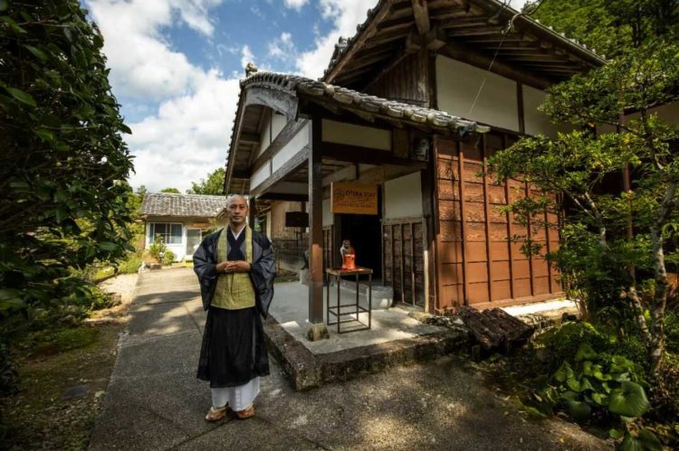 和歌山県那智勝浦町にある「大泰寺」の外観と僧侶