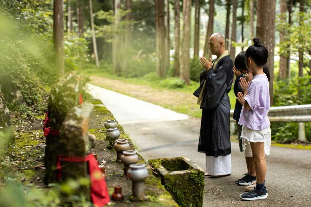 大泰寺でお地蔵様を拝む僧侶と子供