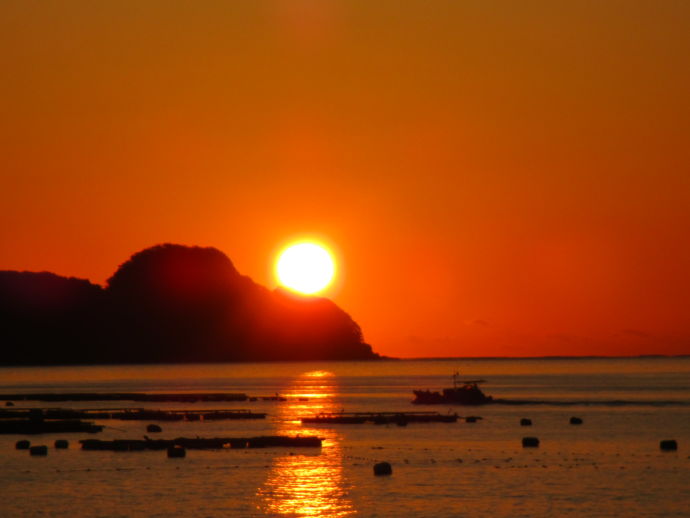 佐波留島と日の出の図
