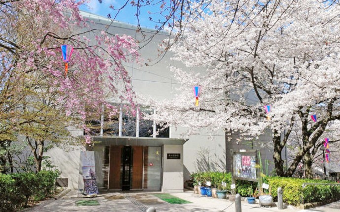 春に桜が咲いている時期の紙の博物館の入口