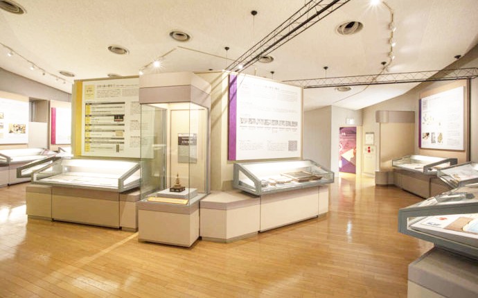 紙の博物館常設展の「和紙と文化」フロアの様子