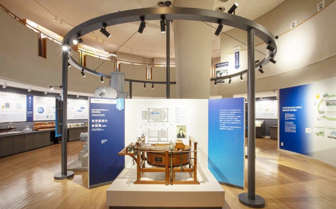 紙の博物館で展示されている世界最初の抄紙機の1/2模型