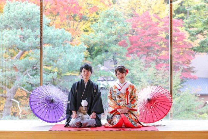 フォトスタジオリリーにフォトウェディングを依頼したカップルがエルムガーデンの日本庭園にて和装で撮影