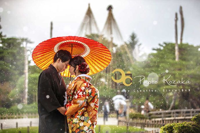 フォトコザカの撮影に臨む傘を持った和装姿のご夫婦