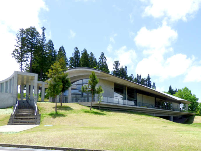 新潟県十日町市の「あてま 森と水辺の教室 ポポラ」にある森のホール