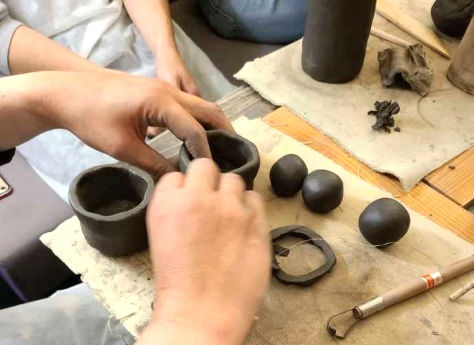 「出張陶芸HOSHI」の手びねりでの陶芸体験の一コマ（その2）