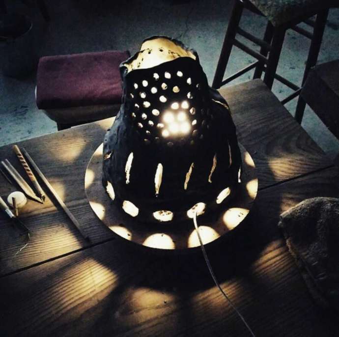 「出張陶芸HOSHI」で制作された備前焼の灯り（乾燥・焼成前）