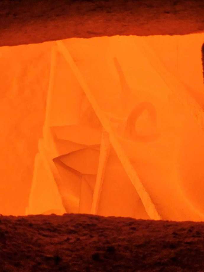 「出張陶芸HOSHI」にある大窯（登り窯）で焼成中の備前焼作品