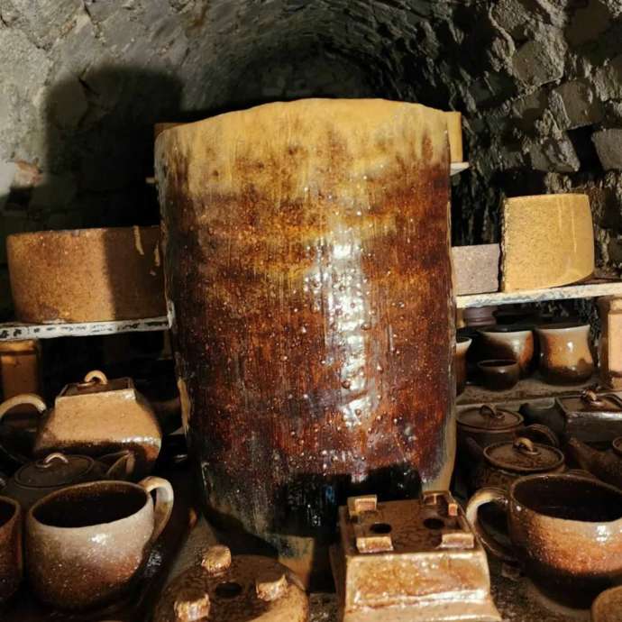 「出張陶芸HOSHI」にある昔ながらの大窯（登り窯）の内部と焼き上がった作品