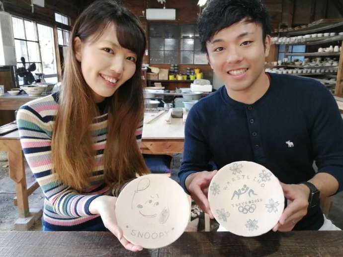 岐阜県土岐市（ときし）の「角山（かくやま）製陶所」の絵付け体験コースに参加したカップルと作品
