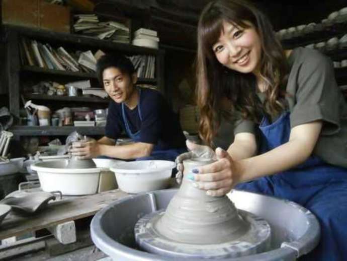 「角山製陶所」の「陶芸体験（電動ロクロ体験）コース」で作陶中のカップル（その2）