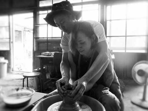 「角山製陶所」の「陶芸体験（電動ロクロ体験）コース」で作陶中のカップル（その5）