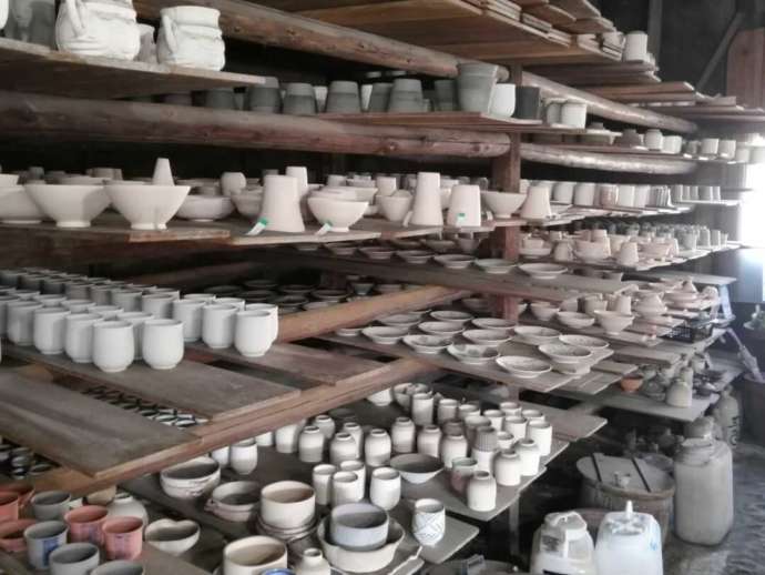 「角山製陶所」の工房内部の様子（その2）