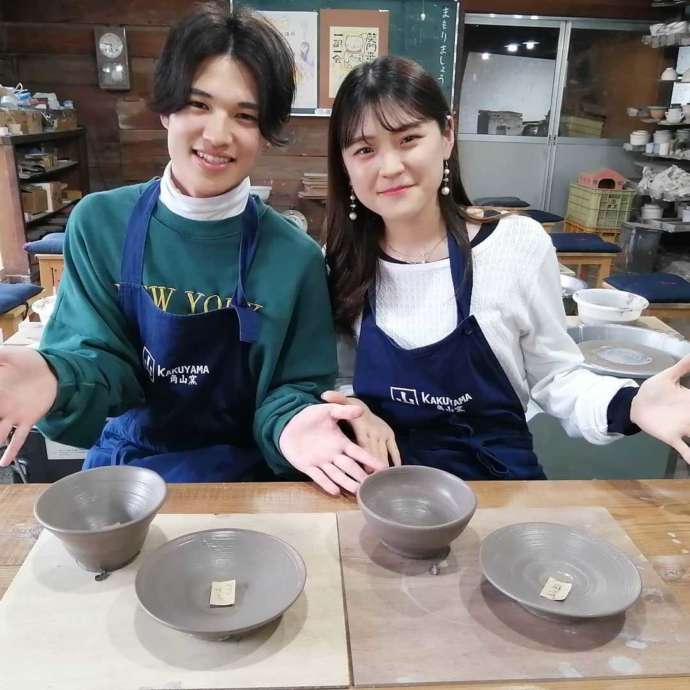 「角山製陶所」の「陶芸体験（電動ロクロ体験）コース」で2点ずつ作陶したカップル（焼成前）