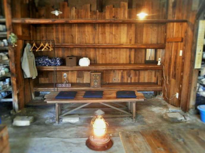 「角山製陶所」のロクロ体験場の一角