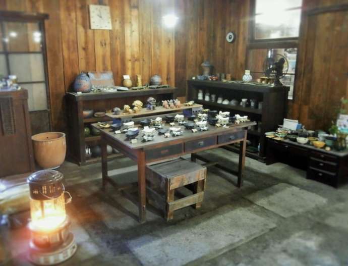「角山製陶所」の絵付け場の一角