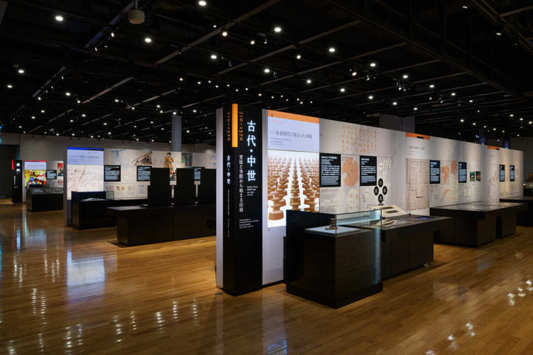 東京都文京区の印刷博物館の展示室風景