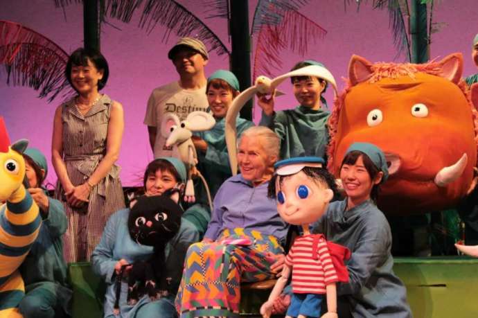 新宿で観られる人形劇団プークの公演を、『エルマーのぼうけん』の原作者が訪問した様子