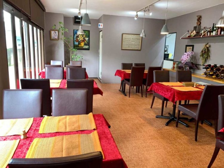 テーブルやイスが置かれている『インド家庭料理 ラニ』の店内