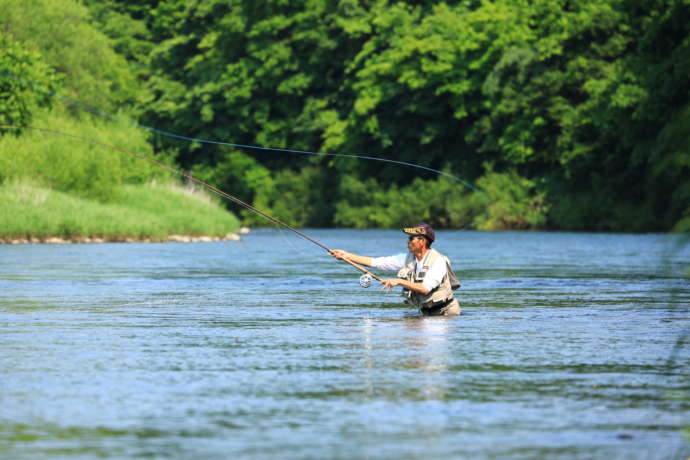 尻別川で釣りを楽しむ人