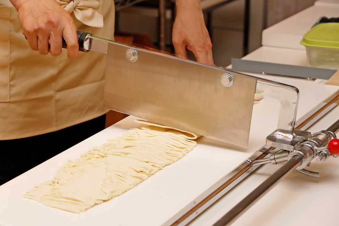 横浜市にある「新横浜ラーメン博物館」のラーメン作り体験の麺切り