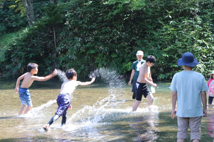川で水遊びをする子ども達